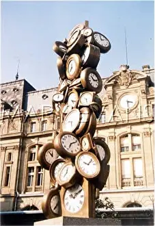 Adorns: CLOCK SCULPTURE PARIS