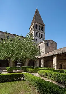 Tournus: Cloister, Abbaye Saint-Philibert, Tournus, Burgundy, France