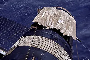 Skylab: Close-up of the emergency gold parasol installed ?