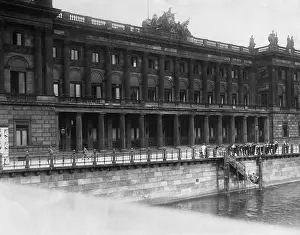 Collapse: The closed Stock Exchange, 1931
