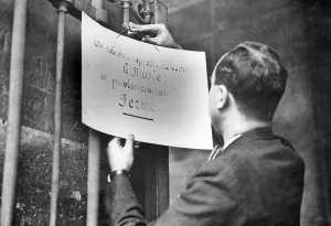 Closure: Closure of the Louvre in Paris, 1940