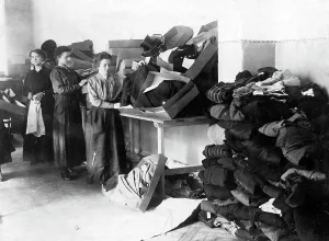 Lack: Clothes collection point in Berlin, 1918