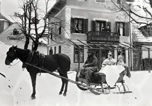 Hohenlohe: Coach driver with sleigh and two women with