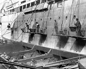 Coaling: Coaling a passenger liner in Southampton