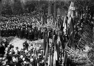 Bier: The coffin bier and the surrounding crowd with flags