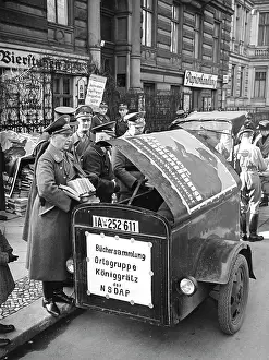 Collects: Collecting books for the front, 1941