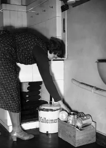 Saving: Collecting cans, 1936