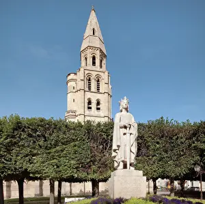 Pruned: Collegiale Notre-Dame de Poissy and statue of