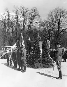 Swearing: Colonel Egelseer during a speech on the Adolf