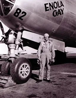 Roswell: Colonel Paul Tibbets in front of the Enola ?