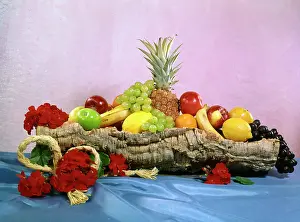Pineapples: Colourful arrangement of fruit