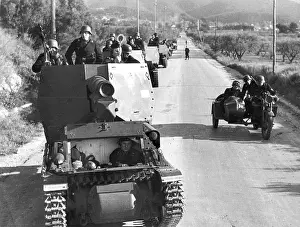 Howitzers: Column of artillery self-propelled guns in Yugoslavia