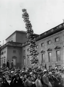 Conventions: Column of balloons with swastika