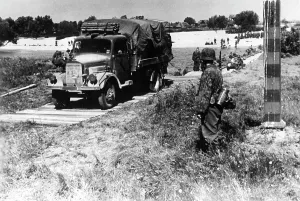 Opel: Column of the Waffen SS at the Bug, 1941
