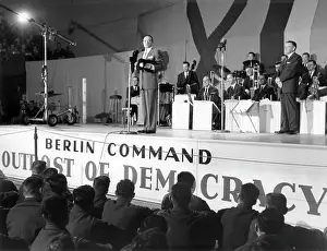 Zehlendorf: US comedian Bob Hope visits US troops in Berlin