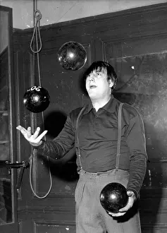 Puns: Comedian Raymond Devos 1922 - 2006