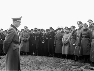Candidates: A commander talking to officer candidates, 13.11.1943
