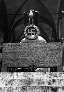 Souvenirs: Commemorative plaque for the fallen soldiers