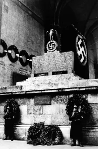 Witness: Commemorative plaque for the fallen soldiers