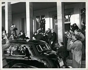 Newsreel: Commentator - Correspondent - Reporter - TV Host