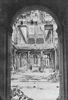 Vestibule: COMMUNE DAMAGE 14