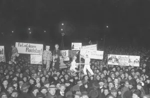 Cardboard: Communist mass demonstration in Berlin, 1926