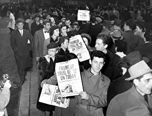 Csu 2012 12: Communist Party members display the headlines ?