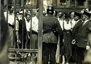 Luders: Communist students in front of the closed University