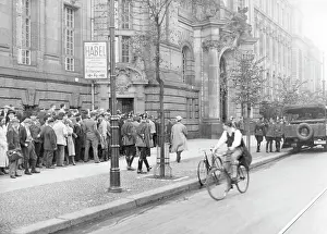 Moabit: Communists before the court building in Moabit, 1932