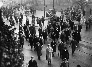 Weimarer: Commuters on foot during the BVG public transport strikes in