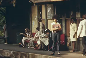 Afros: Commuters wait for the train from the suburbs ?