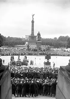 Choirs: Concert event with choirs in front of the Siegesaeule