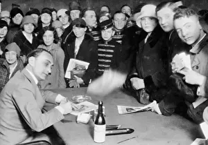 Veidt: Conrad Veidt signs autographs