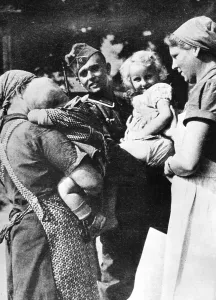 Relatives: Conscripted reservists say goodbye to their families, 1939