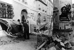 Bolshevism: Construction of bomb shelters in Budapest, 1944