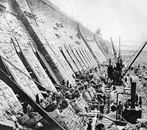 Esna: Construction of a dam on the Nile near Esna, 1911