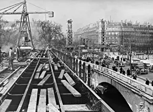 Pont: Construction of a provisional footbridge for the Paris World
