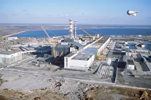 Reactor: Construction of sarcophagus at Reactor 4 at Chernobyl