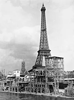 Towe: A construction site at the Seine in front of the Eiffel Towe