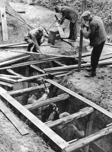 Splinter: Construction of splinter protection trenches in Berlin