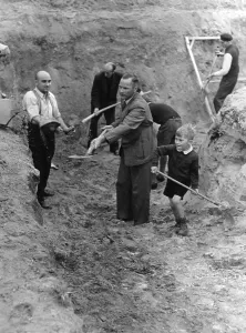Splinter: Construction of splinter protection trenches in Berlin