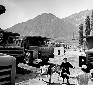 Grandson: Construction of Toktogul hydropower station, 1977
