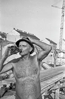 Schwechat: Construction worker drinks beer