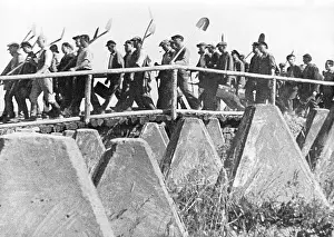 Stoppers: Construction workers on the march from Der Westwall, 1939