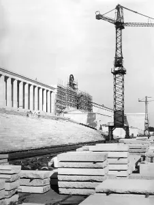 Slabs: Construction of the Zeppelinhaupttribuene - grandstand