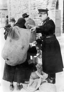 Borders: Control of baggage at the Warsaw ghetto, 1941