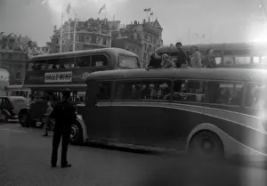 Controlling: Controllling Traffic - Trafalgar Square - 1953