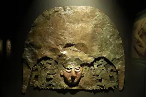 Mochica: Copper crown found on the bones of the guardian