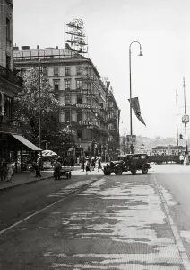 Streetlight: Corner Kaerntnerstrasse Opernring in Vienna