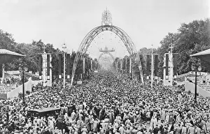 Thoroughfare: Coronation 1953, crowds in the Mall